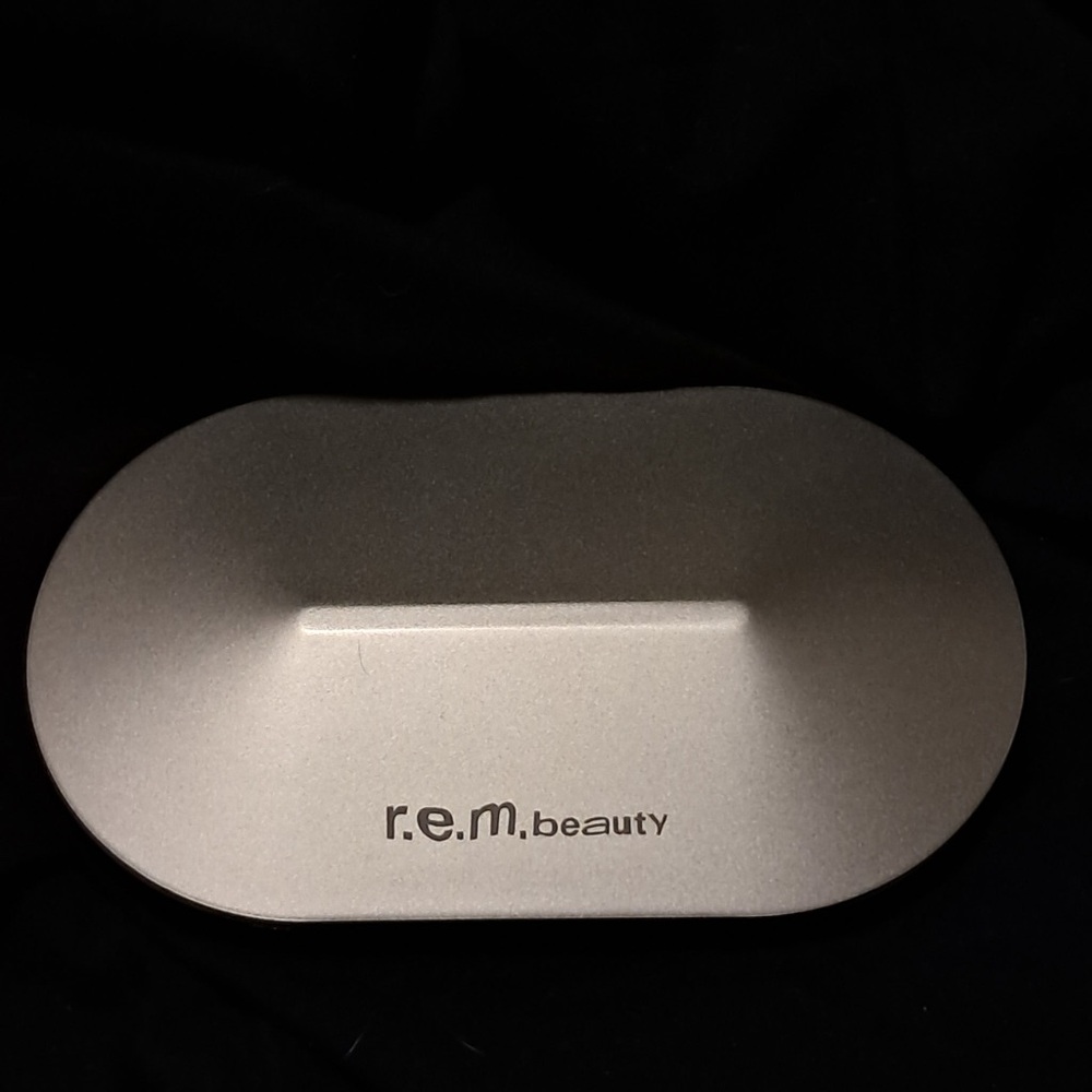 r.e.m. beauty Eyeshadow Palette
